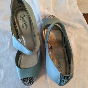 Seafoam green Seychelles wedges. Size 10